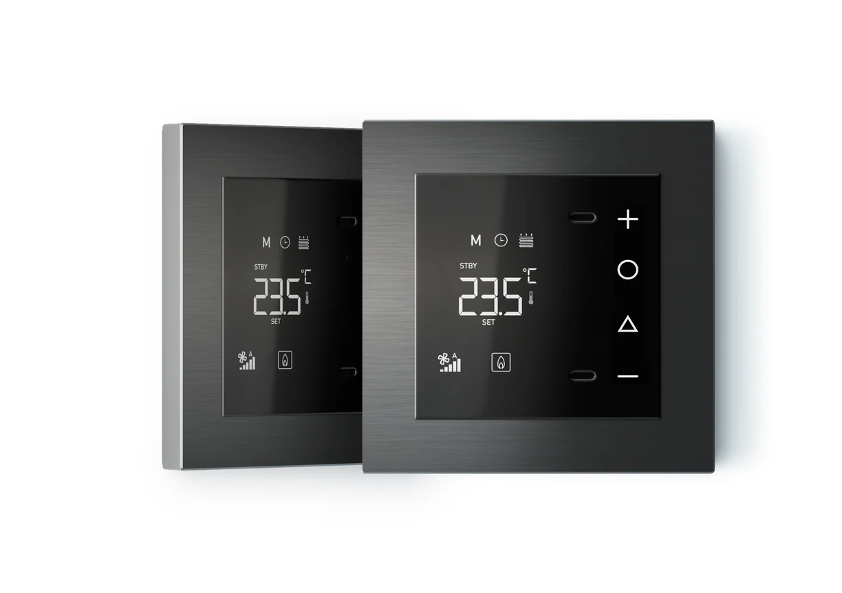 Termostato KNX CLIMA CLASSIC in finitura scura, vista frontale e prospettica