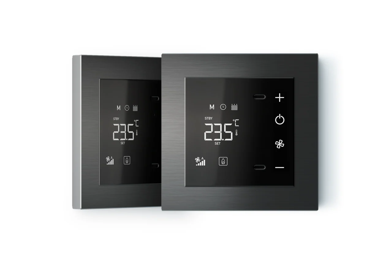 Termostato KNX CLIMA EASY in finitura scura, vista frontale e prospettica