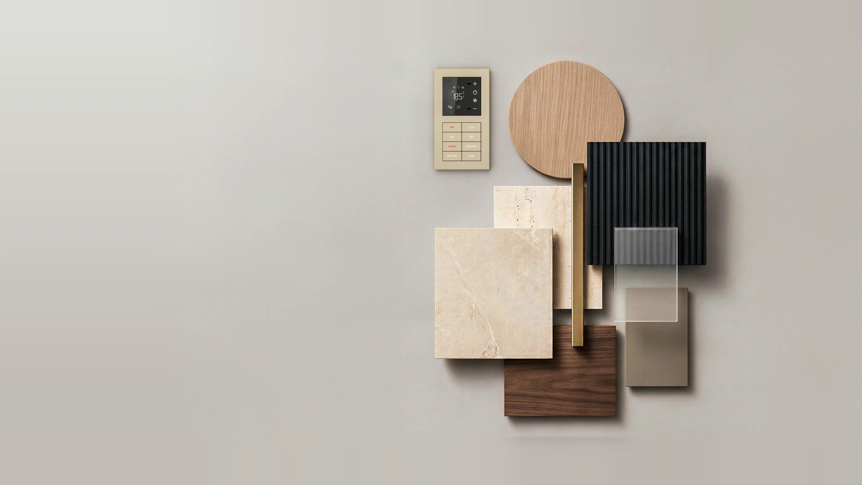 Moodboard con travertino, rovere chiaro, legno scuro e termostato CLIMA