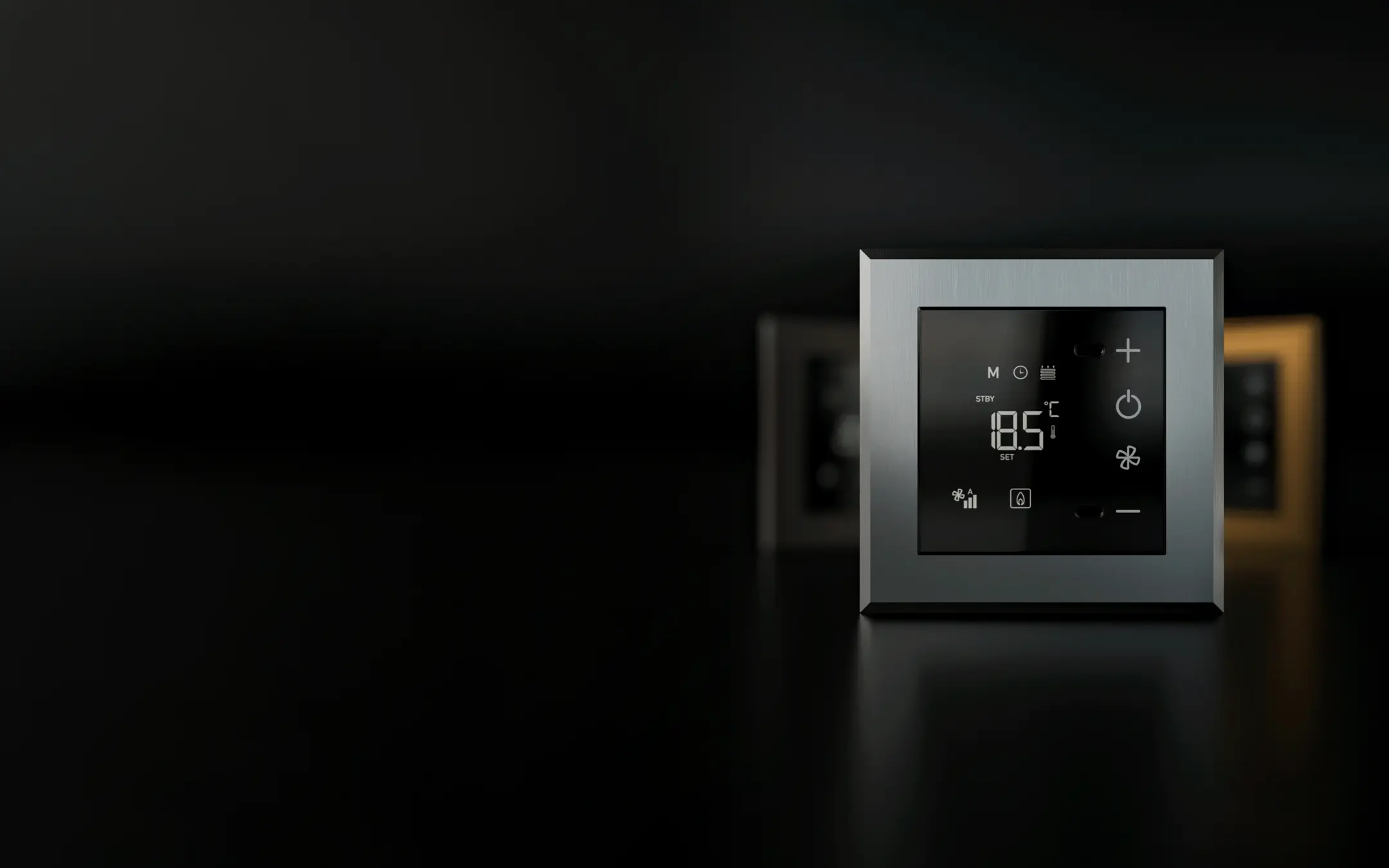 Termostato CLIMA in finitura Steel Brushed, su fondo scuro